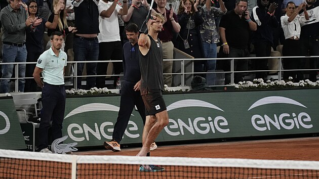 Nmec Alexander Zverev v semifinle Roland Garros upadl a bolestiv si zranil kotnk. Na kurt se vrtil o berlch a dkuje divkm za podporu.