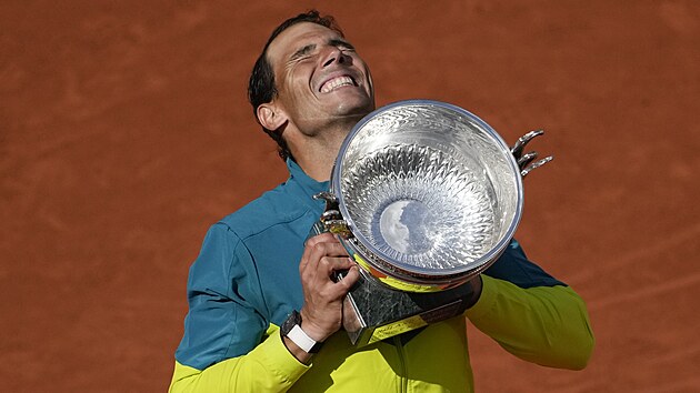 panl Rafael Nadal pzuje s trofej pro ampiona Roland Garros.