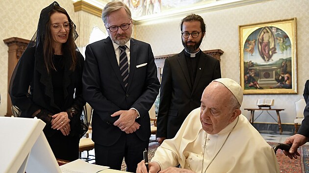 Pape Frantiek pijal eskho premira Petra Fialu ve Vatiknu (9. ervna 2022)