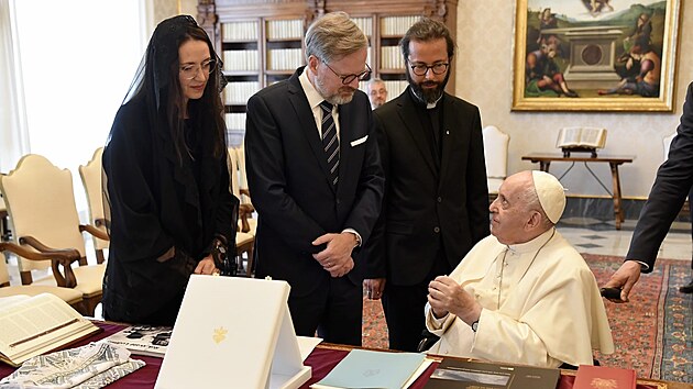 Premir Petr Fiala v doprovodu manelky Jany na setkn s papeem Frantikem v Apotolskm palci. (9. erven 2022)