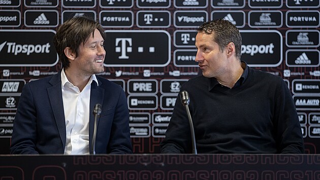 Sportovní ředitel Sparty Tomáš Rosický (vlevo) a nový kouč Brian Priske na tiskové konferenci.