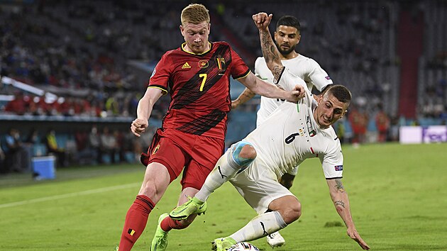 Italsk stedopola Marco Verratti se sna vypchnout m Kevinu De Bruynemu z Belgie.