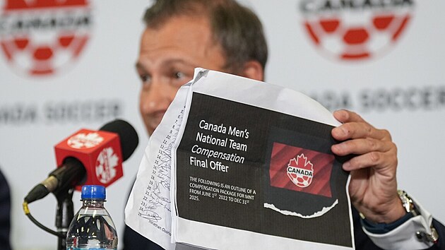 f kanadsk fotbalov asociace Nick Bontis na tiskov konferenci hovo o...