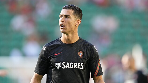 Hvzdn Cristiano Ronaldo se rozcviuje ped utknm Ligy nrod proti esku.