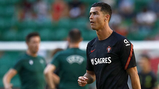 Portugalsk kapitn Cristiano Ronaldo se rozcviuje ped zpasem Ligy nrod proti esku.