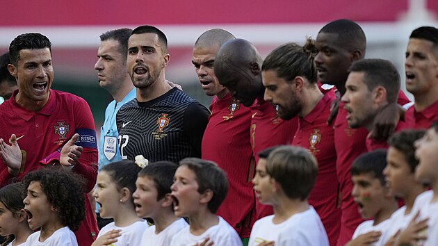 Portugalsk kapitn Cristiano Ronaldo hecuje spoluhre ped vkopem duelu Ligy nrod proti esku.