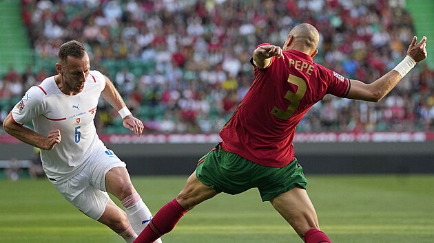 esk obrnce Vladimr Coufal se pokou udlat kliku zkuenmu portugalskmu soupei Pepemu.