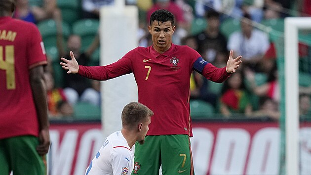 Reakce Cristiana Ronalda, portugalskho kapitna, po ztrt balonu v duelu Ligy nrod s eskem. V pokleku zlonk Michal Sadlek.