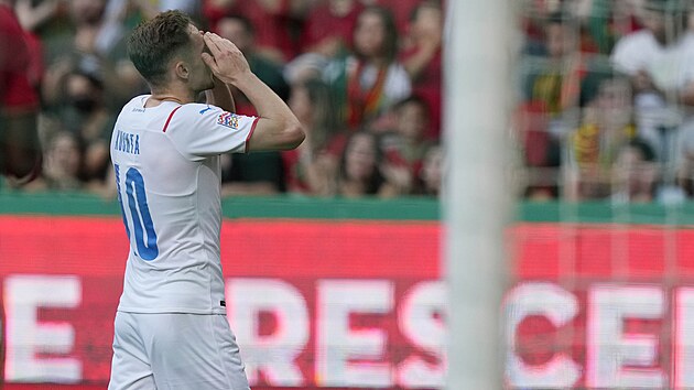 Český útočník Jan Kuchta lituje neproměněné příležitosti v utkání Ligy národů s Portugalskem.