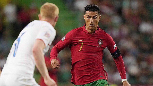 Portugalsk kapitn Cristiano Ronaldo postupuje do esk defenzivy.