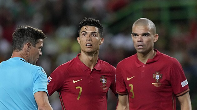 Dva portugalští mazáci během duelu Ligy národů s Českem: Cristiano Ronaldo a...