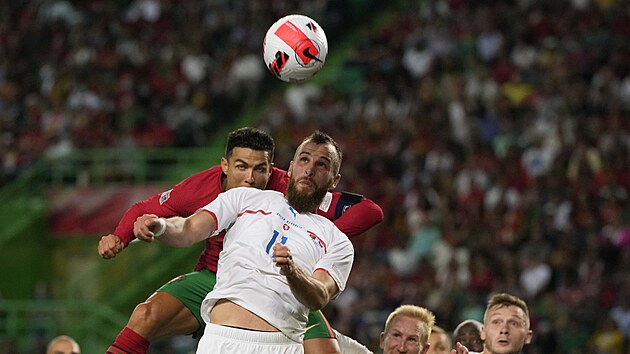 esk tonk Vclav Jureka hlavikuje ped portugalskm kapitnem Cristianem Ronaldem.