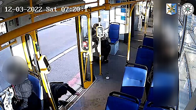 Černý pasažér vypadl po hlavě z tramvaje, u toho si rozlil svoji kávu.