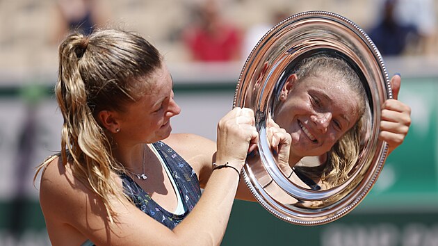 Lucie Havlkov si prohl trofej pro vtzku Roland Garros.