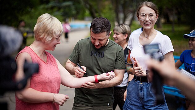 Ukrajinsk prezident Volodymyr Zelenskyj navtvil vnitn vysdlen obany, kte z Mariupolu uprchli do Zporo. (5. ervna 2022)