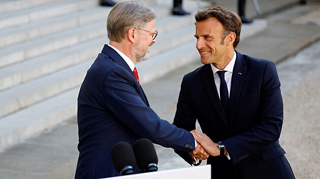 esk premir Petr Fiala se seel s francouzskm prezidentem Emmanuelem Macronem. (7. ervna 2022)