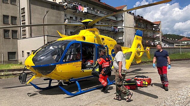 Vrtulník transportoval zraněného muže do traumacentra budějovické nemocnice.