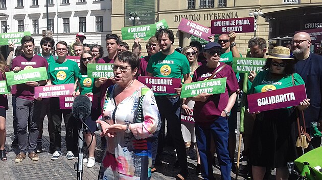 Bývalá veřejná ochránkyně práv Anna Šabatová zahájila v Praze u Obecního domu kampaň koalice ČSSD, Zelených a Idealistů před podzimními komunálními volbami.