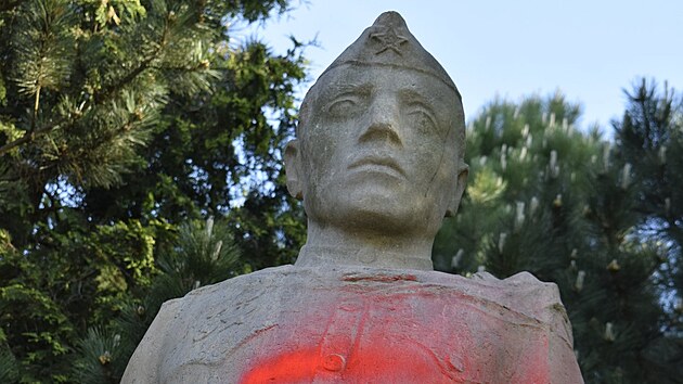 Neznámý vandal sochu sovětského vojáka v Jaroměři posprejoval v noci z 18. na 19. května 2022.