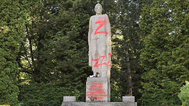 Neznámý vandal sochu sovětského vojáka v Jaroměři posprejoval v noci z 18. na 19. května 2022.
