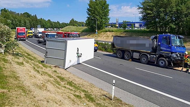 3. 6. 2022 - Nehoda dvou kamionů u libereckého Makra na hlavním tahu mezi Prahou a Libercem