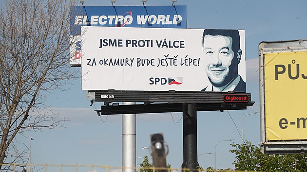 V esku se ve stedu rno objevily nov billboardy. Na nich f hnut SPD Tomio Okamura slibuje, e zastav zdraovn, nebo se vyjaduje proti vlce na Ukrajin. (1. ervna 2022)