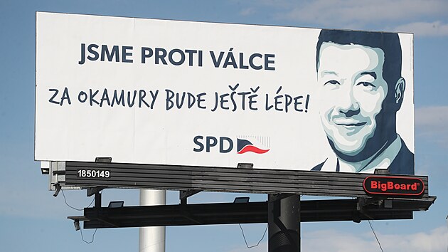 V esku se ve stedu rno objevily nov billboardy. Na nich f hnut SPD Tomio Okamura slibuje, e zastav zdraovn, nebo se vyjaduje proti vlce na Ukrajin. (1. ervna 2022)