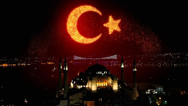 Chrm Hagia Sofia se u pleitosti 569. vro dobyt Konstantinopole zahalil do barev. Kovit videomapping a vroky tureckho prezidenta Recepa Tayyipa Erdogana pobouily eky. (29. kvtna 2021)