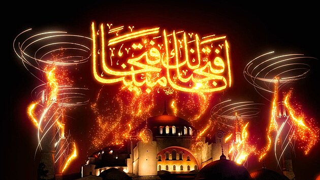 Chrm Hagia Sofia se u pleitosti 569. vro dobyt Konstantinopole zahalil do barev. Kovit videomapping a vroky tureckho prezidenta Recepa Tayyipa Erdogana pobouily eky. (29. kvtna 2021)