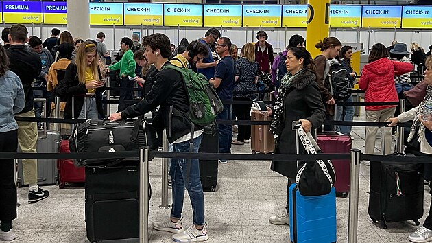 Letiště nestíhá odbavit nápor cestujících, kvůli chybějícímu personálu. (1. června 2022)