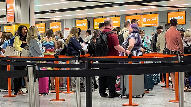 Na severním terminálu na letišti Gatwick ve Velké Británii se tvoří dlouhé fronty. Letiště nestíhá odbavit nápor cestujících. (1. června 2022)