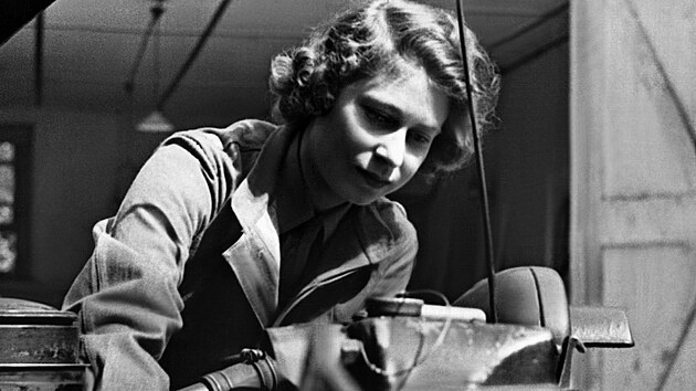 Princezna Alžběta (později královna Alžběta) ke konci druhé světové války pracovala jako automechanička v pomocných pozemních sborech.