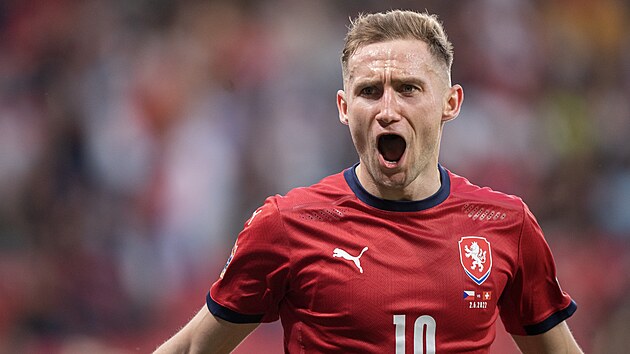 Český útočník Jan Kuchta se raduje z gólu v utkání Ligy národů proti Švýcarsku.