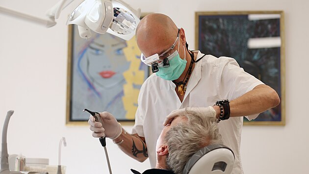 Milan Hanusek v poslední době podle svých slov věnuje výtvarné tvorbě veškerý svůj volný čas. „Vlastně jsem někdy rád, když mi pacient zruší objednaný termín a já můžu hodinu malovat,“ směje se muž, který je profesí stomatolog.