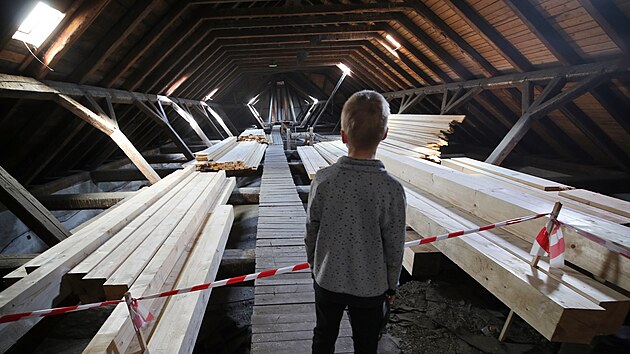 Pohled pod st�echu chr�mu si budou moci n�v�t�vn�ci dop��t jenom v�jime�n�, o zp��stupn�n� krovu - tak jako v p��pad� nedalek�ho chr�mu sv. Jakuba - c�rkevn� spr�va neuva�uje. Zp��stupn�na ale z�ejm� bude ji�n� v�. St�echa nikdy nebyla kompletn� opravov�na, v�t�ina ��st� krovu je p�vodn�ch.