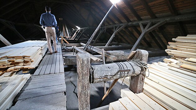 Pohled pod st�echu chr�mu si budou moci n�v�t�vn�ci dop��t jenom v�jime�n�, o zp��stupn�n� krovu - tak jako v p��pad� nedalek�ho chr�mu sv. Jakuba - c�rkevn� spr�va neuva�uje. Zp��stupn�na ale z�ejm� bude ji�n� v�. St�echa nikdy nebyla kompletn� opravov�na, v�t�ina ��st� krovu je p�vodn�ch.