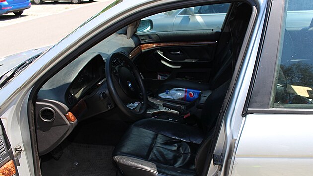 Vyp�trat ukraden� auto trvalo policist�m pouh� dv� hodiny. Pachatel se pak k n�mu s�m vr�til pro zapomenut� v�ci.