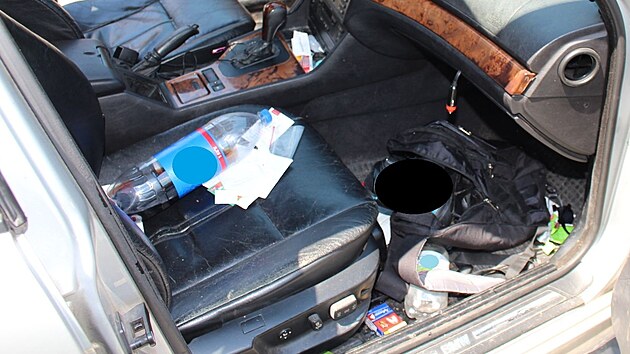 Vyp�trat ukraden� auto trvalo policist�m pouh� dv� hodiny. Pachatel se pak k n�mu s�m vr�til pro zapomenut� v�ci.