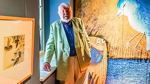 Unik�tn� sb�rku d�tsk�ch ilustrac� prodal Krumlovu sb�ratel a nakladatel Otakar Bo�ejovsk� (na sn�mku).