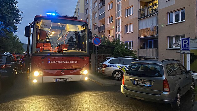 Ve Skelné ulici v Jablonci nad Nisou zasahují hasiči, policie a záchranáři. (7. června 2022)