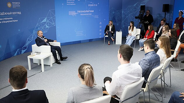 Rusk prezident Putin na setkn s mladmi podnikateli na moskevskm vstaviti VDNCH. (9. ervna 2022)