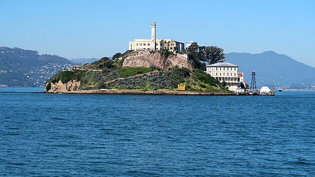 Sprvou ostrova je od roku 1972 povena federln agentura NPS (Sprva nrodnch park), protoe Alcatraz je toitm koloni moskch ptk a jinch vzcnch ivoich.