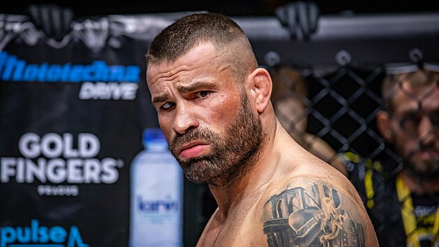 Karlos Vmola se sousted ped zpasem s Michalem Pasternakem ve Frankfurtu na turnaji Oktagon MMA