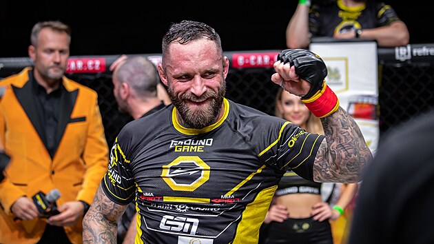 Spokojený německý MMA zápasník Christian Eckerlin po výhře v Oktagonu.
