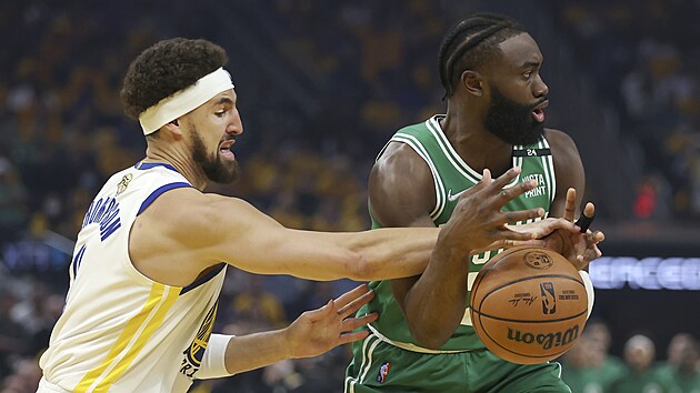 Jaylen Brown (vpravo) z Bostonu brnn Klayem Thompsonem z Golden State.