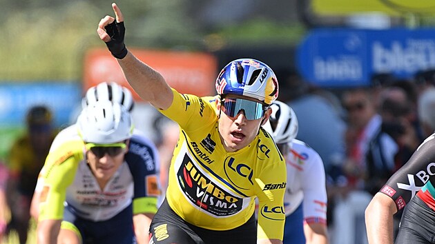 Belgick cyklista Wout Van Aert projd vtzn clem 5. etapy zvodu Critrium du Dauphin.