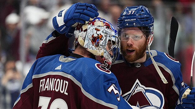 Pavel Francouz (39) a J. T. Compher slav vhru Colorado Avalanche.