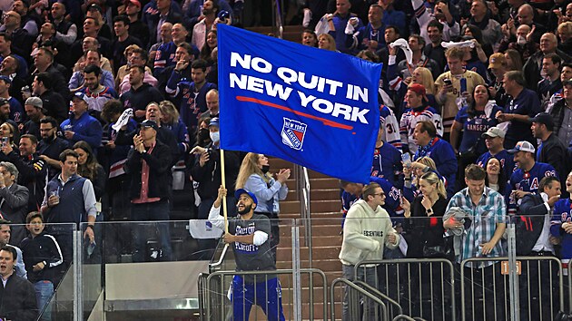 Fanouek New York Rangers oslavuje po tref Filipa Chytila.