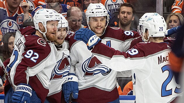 Gabriel Landeskog (92), Artturi Lehkonen (62), Kurtis MacDermid (56) a Nathan MacKinnon (29) z Colorado Avalanche oslavuj gl proti Edmonton Oilers.