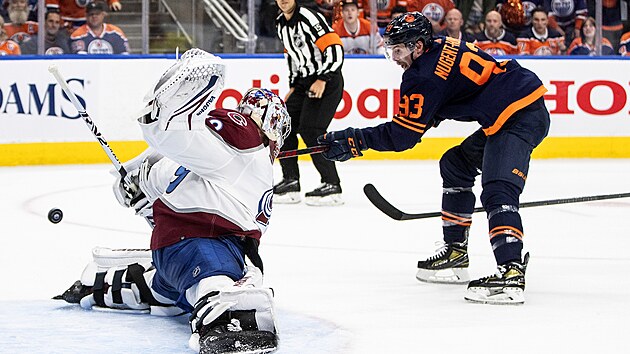 Pavel Francouz z Colorado Avalanche inkasuje v zpase s Edmonton Oilers, pekonv ho Ryan Nugent-Hopkins.